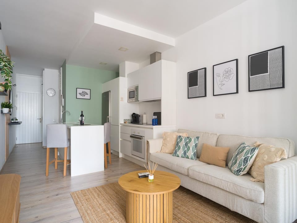Kitchen or kitchenette, Living room, Photo of the whole room, microwave