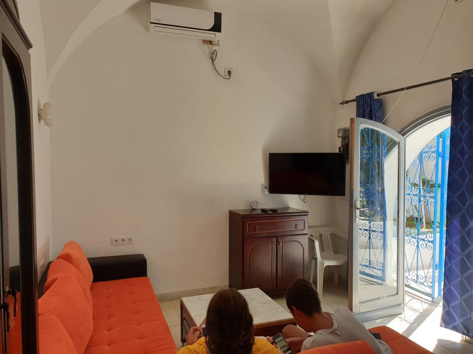 Communal lounge/ TV room, TV and multimedia, Living room, Seating area, air conditioner