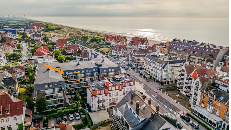 Property building, Nearby landmark, Day, Neighbourhood, Natural landscape, Bird's eye view, Beach, City view, Sea view, Location