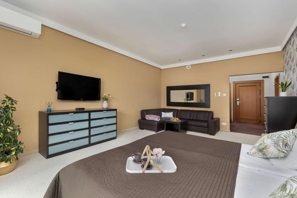 Bed, TV and multimedia, Bedroom
