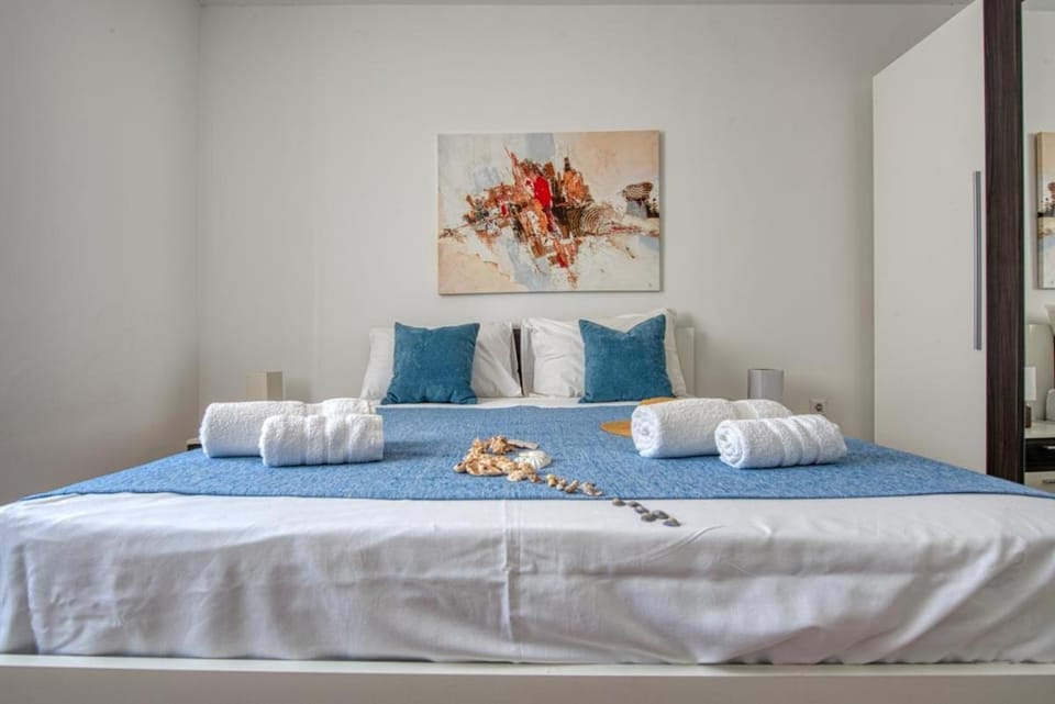 Bed, Bedroom, towels