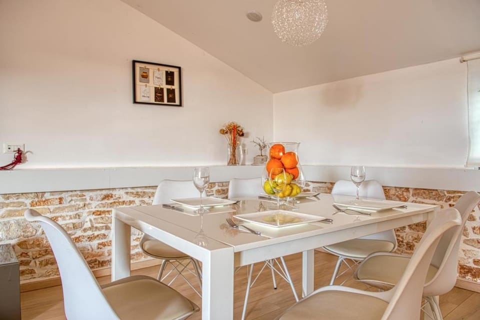 Seating area, Dining area