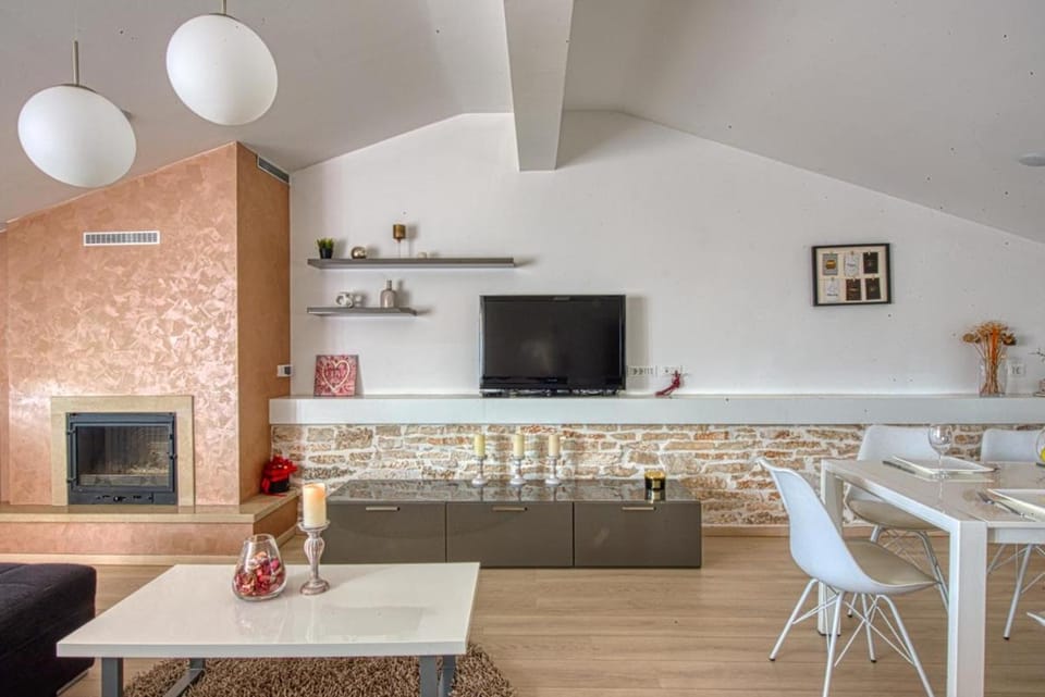 TV and multimedia, Living room, Seating area, Dining area