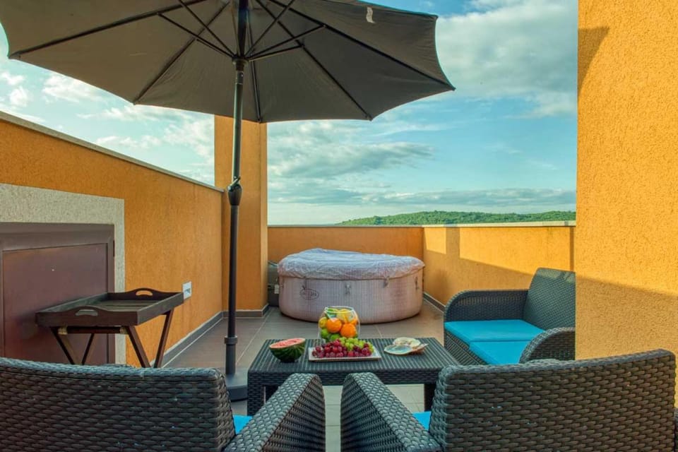 Hot Tub, Balcony/Terrace, Seating area
