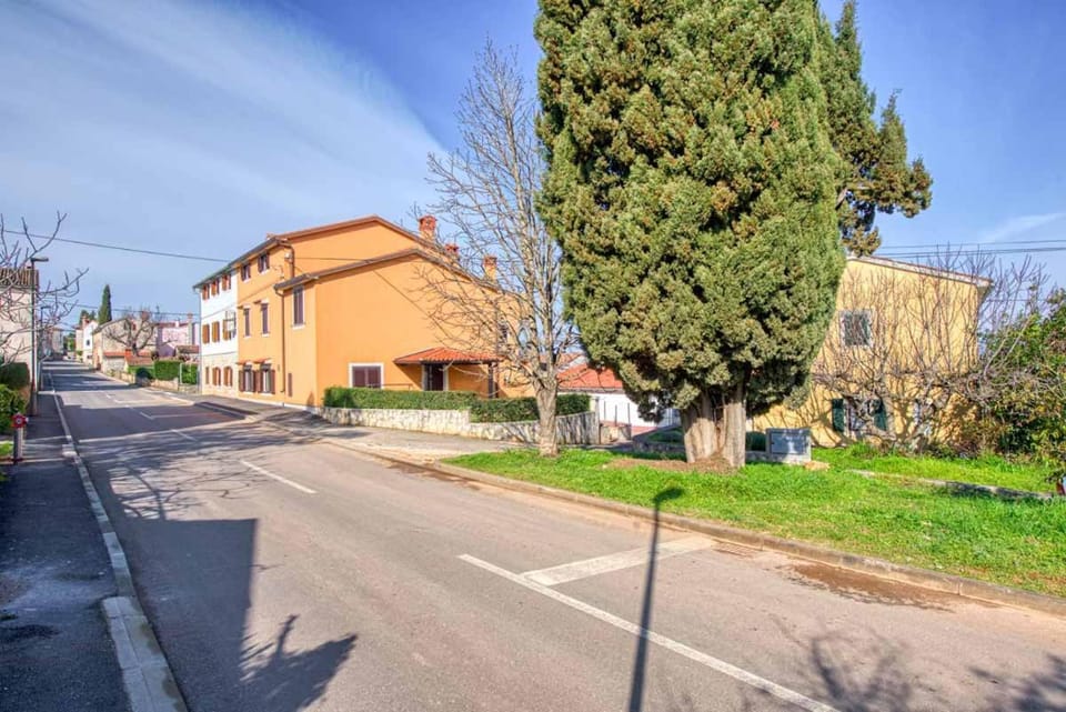 Property building, Neighbourhood, Location