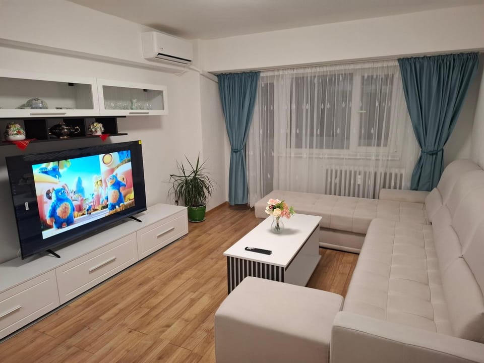 Communal lounge/ TV room, TV and multimedia, Living room, Seating area, air conditioner