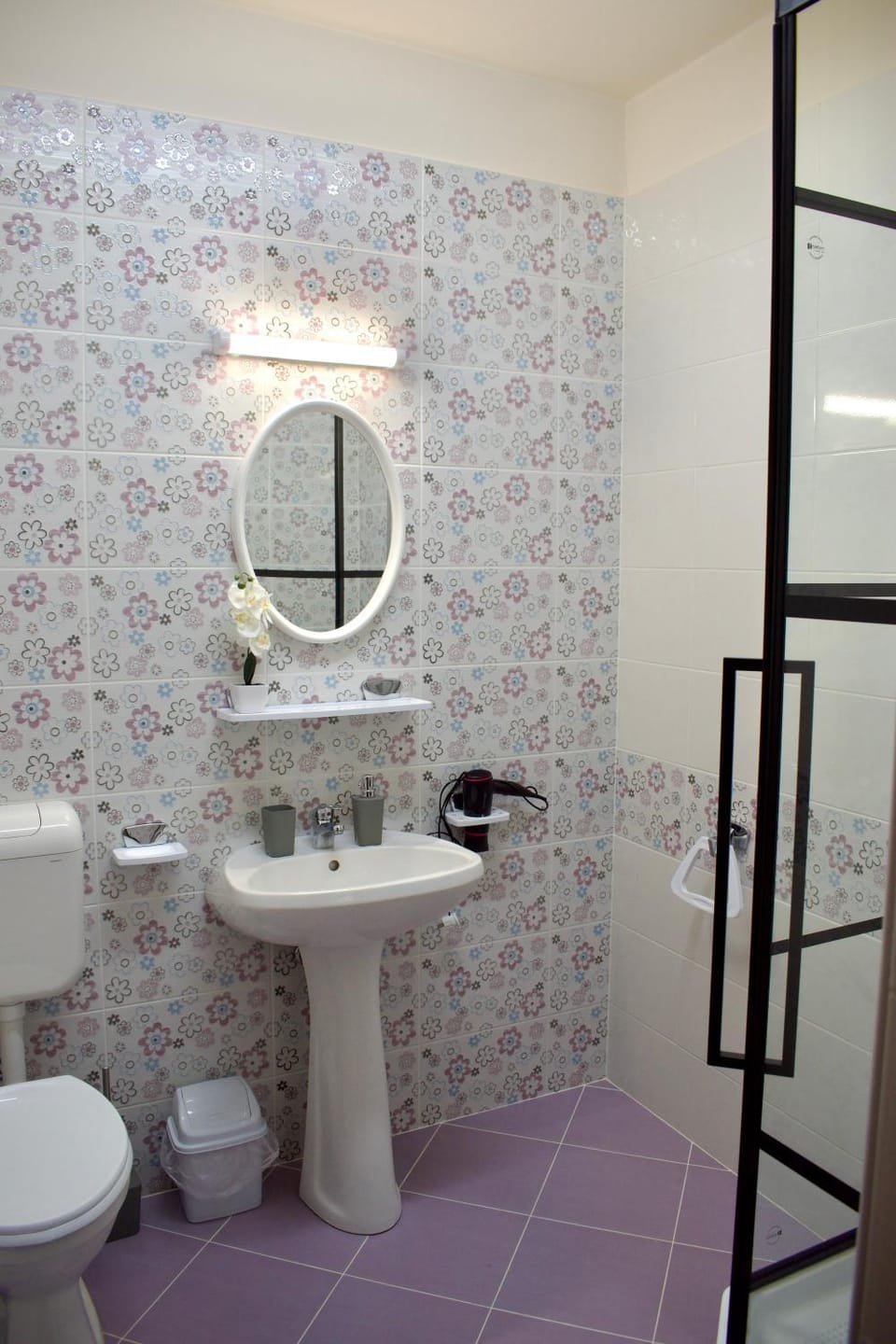 Shower, Toilet, Bathroom, towels