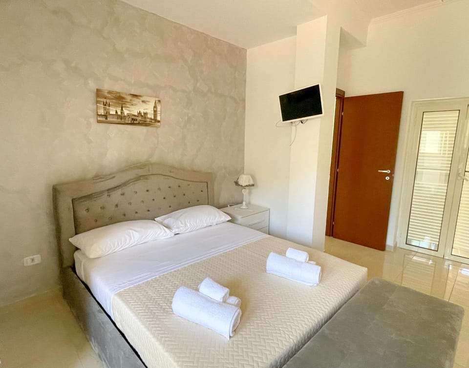 Bed, TV and multimedia, Photo of the whole room, Bedroom, towels, wardrobe
