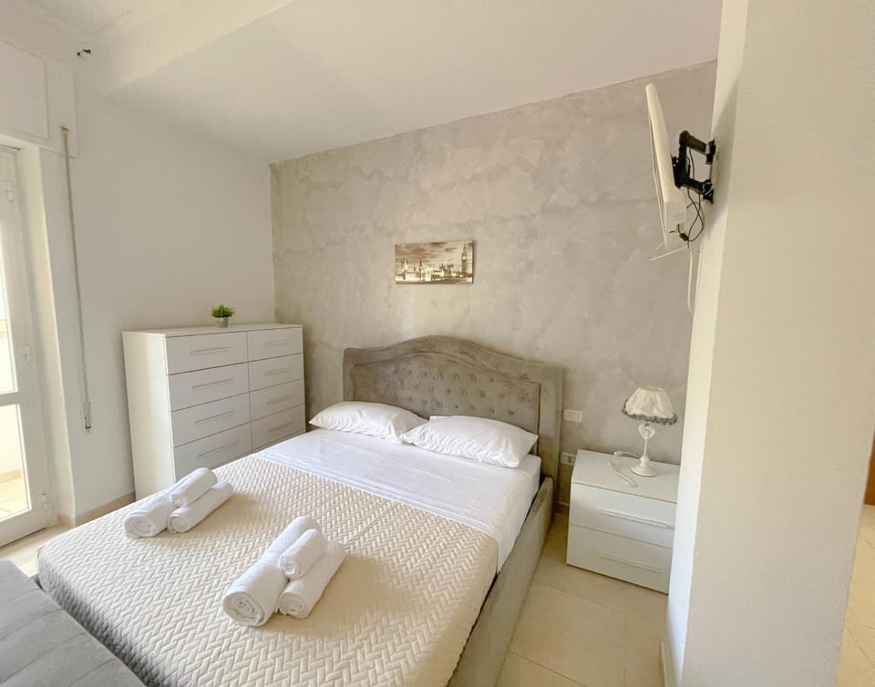 Bed, Photo of the whole room, Bedroom, towels, wardrobe