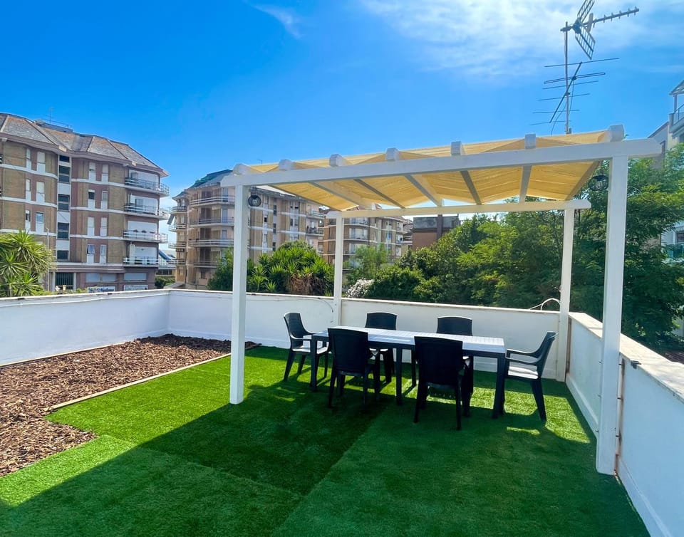 Property building, Patio, Balcony/Terrace