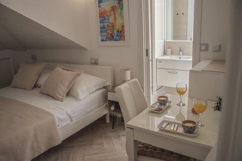 Living room, Photo of the whole room, Seating area, Bedroom