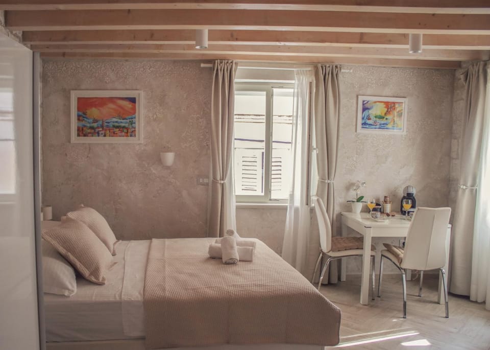 Living room, Photo of the whole room, Seating area, Dining area, Bedroom