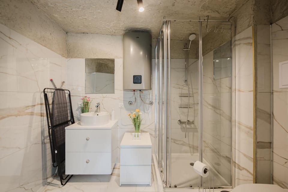 Shower, Toilet, Bathroom, towels