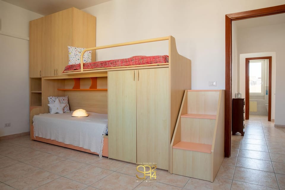 Bed, Photo of the whole room, wardrobe