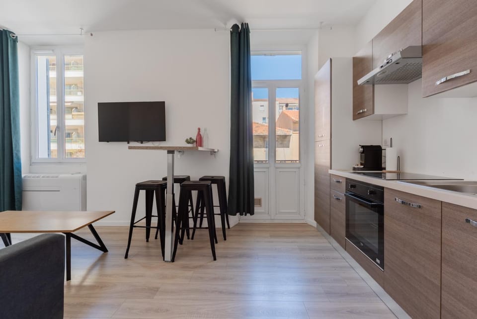 Studio Centre Cannes la bocca - 5 min des plages - WIFI Clim Apartment in Cannes