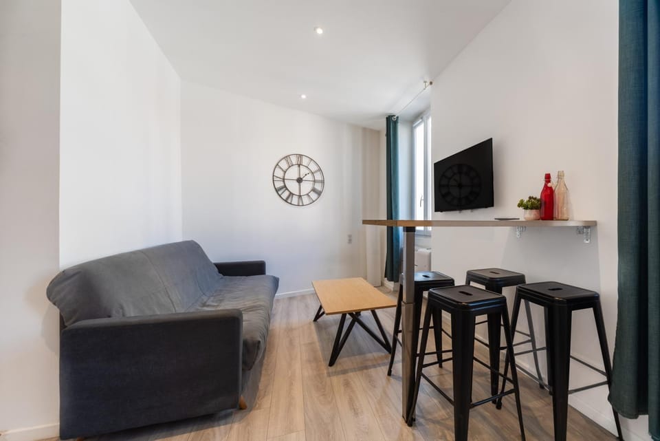Studio Centre Cannes la bocca - 5 min des plages - WIFI Clim Apartment in Cannes