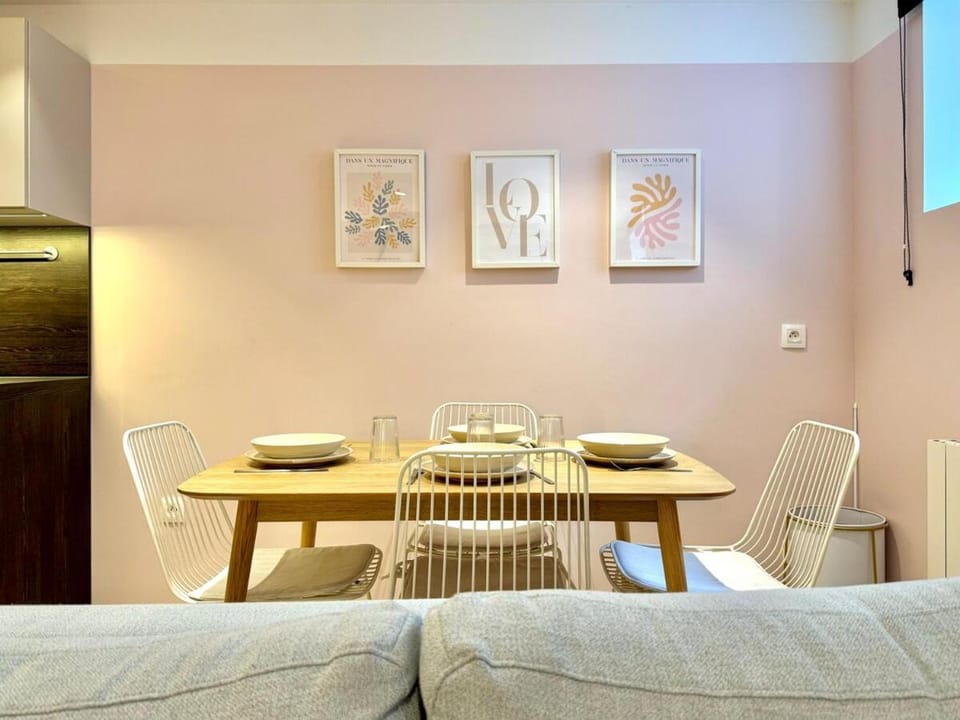 Kitchen or kitchenette, Living room, Seating area, Dining area