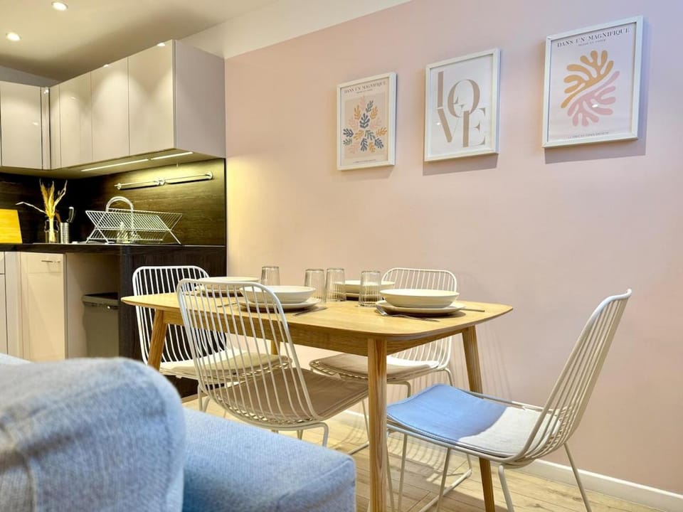 Kitchen or kitchenette, Living room, Seating area, Dining area