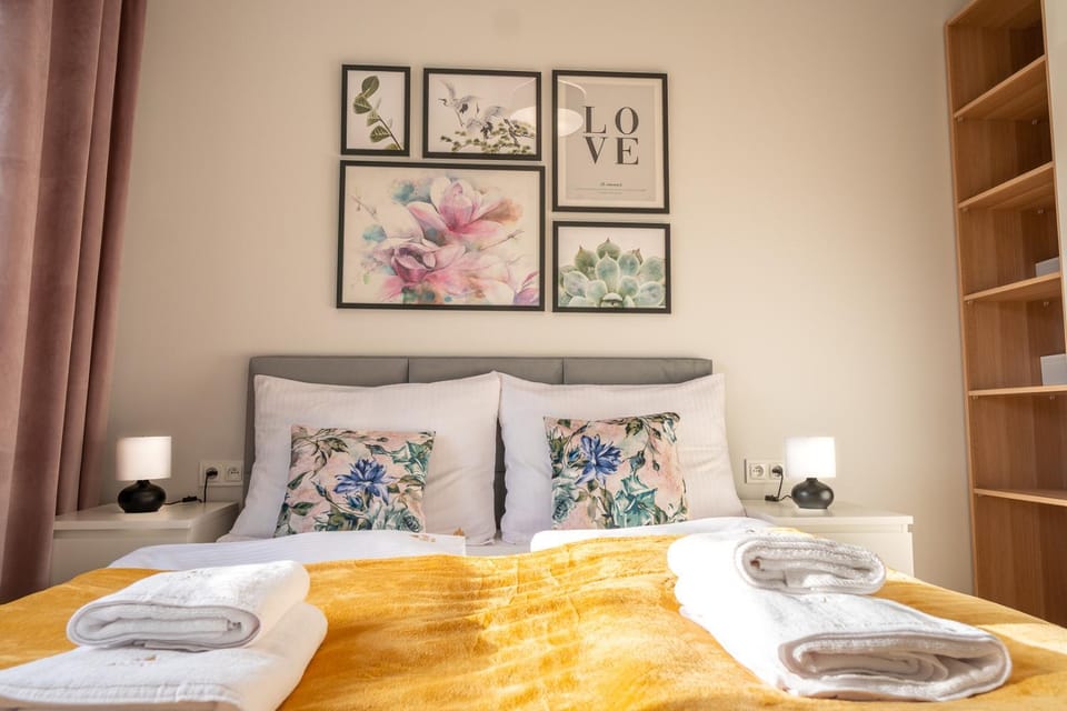 Bed, Bedroom, towels