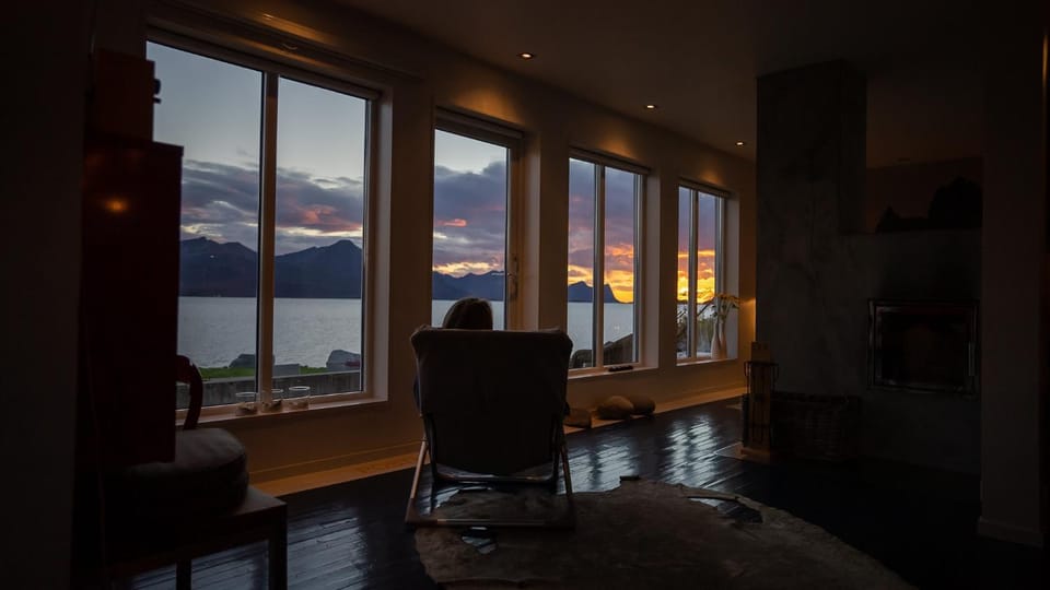 Communal lounge/ TV room, Living room, Sea view