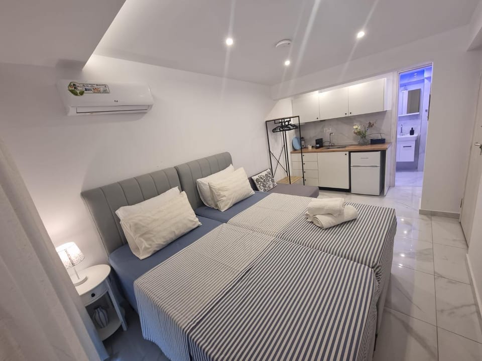 Bed, Kitchen or kitchenette, Photo of the whole room, Bedroom, minibar, towels, air conditioner