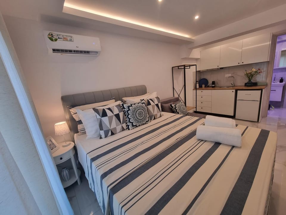 Bed, Photo of the whole room, Bedroom, air conditioner