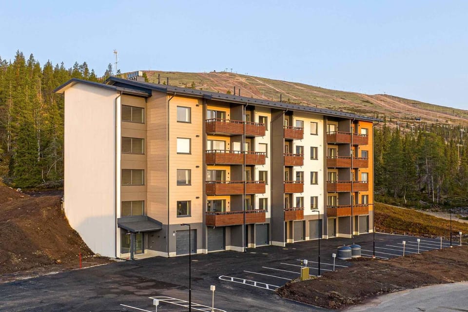 Property building, Facade/entrance, Day, Mountain view, Parking