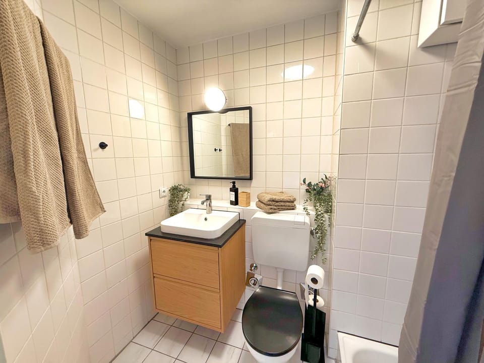 Shower, Toilet, Bathroom, towels
