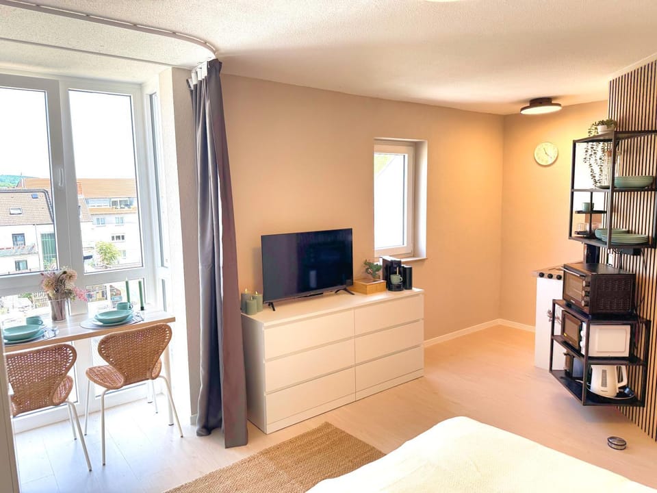 TV and multimedia, Coffee/tea facilities, Kitchen or kitchenette, Dining area, oven