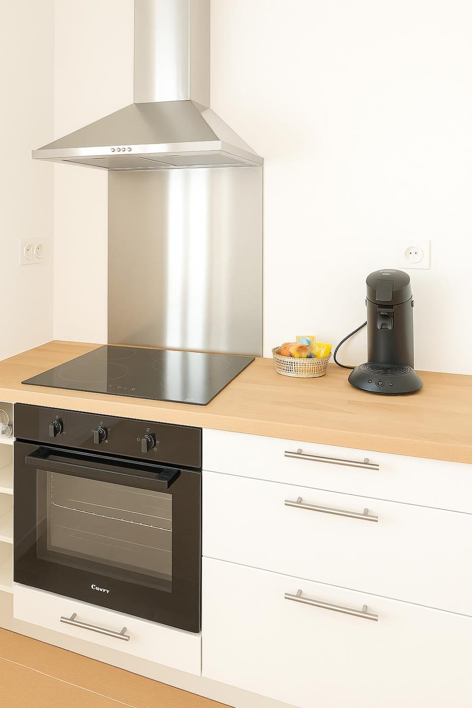 Coffee/tea facilities, Kitchen or kitchenette, stove