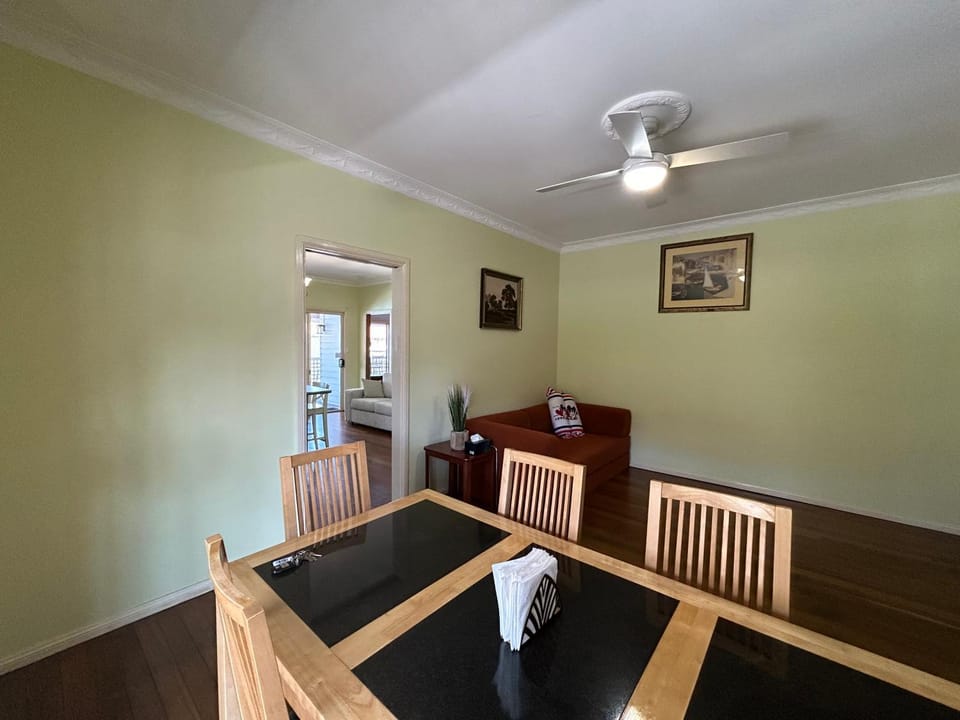 Spacious Stylish Coastal Escape House in Tuncurry