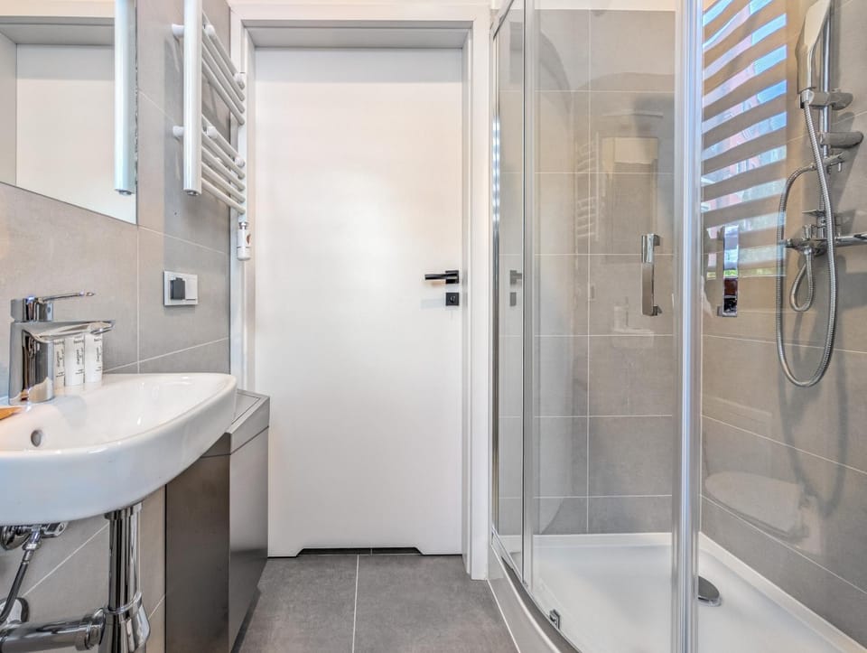 Shower, Bathroom, towels