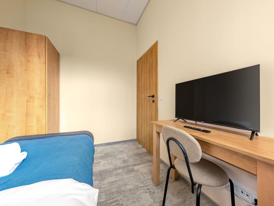 Communal lounge/ TV room, Bed, TV and multimedia, Photo of the whole room, Evening entertainment, Bedroom, wardrobe