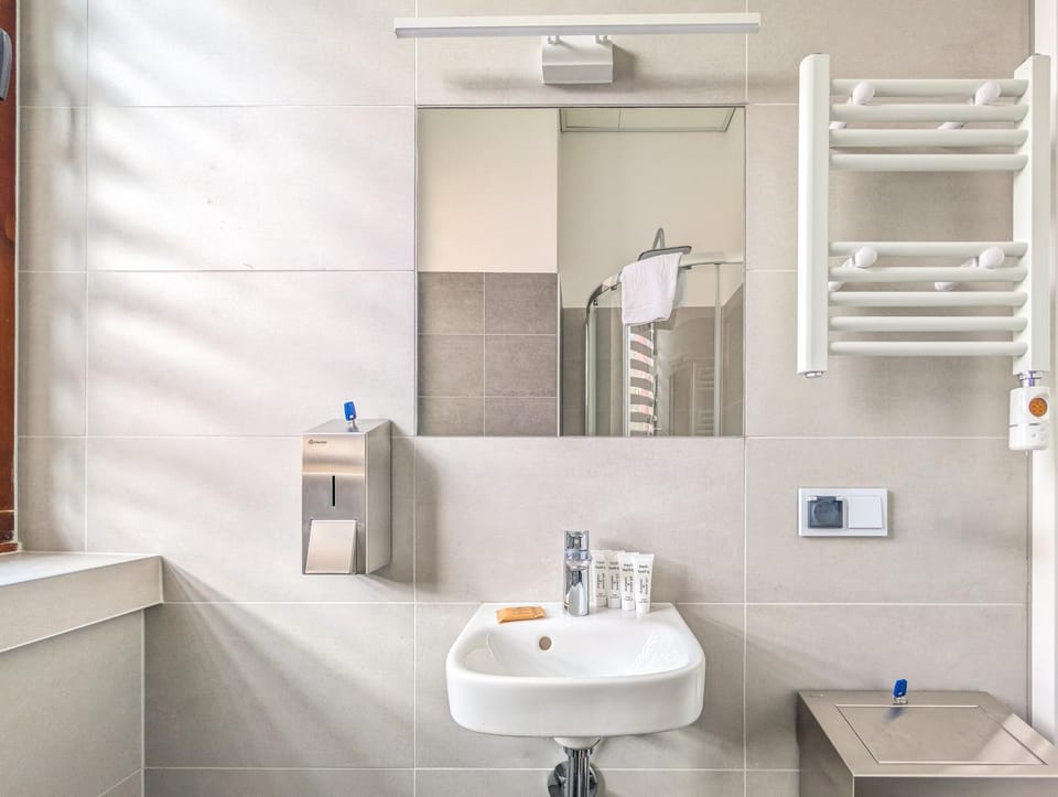 Shower, Bathroom, towels