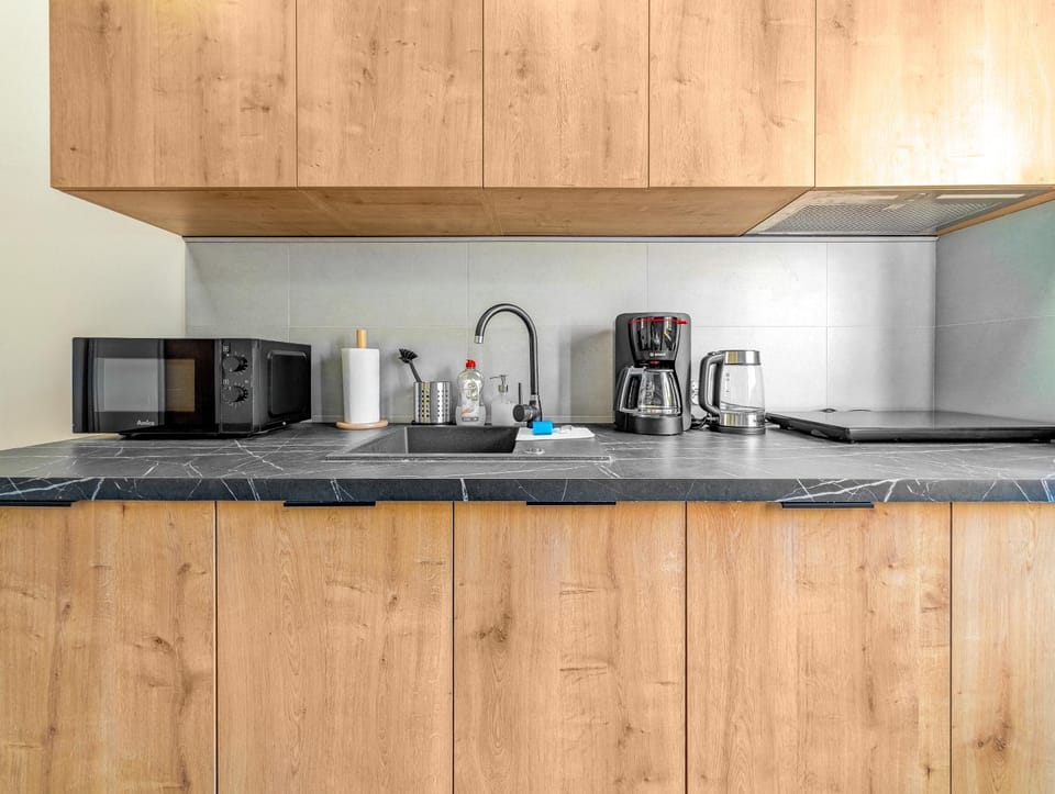 Coffee/tea facilities, Kitchen or kitchenette, stove