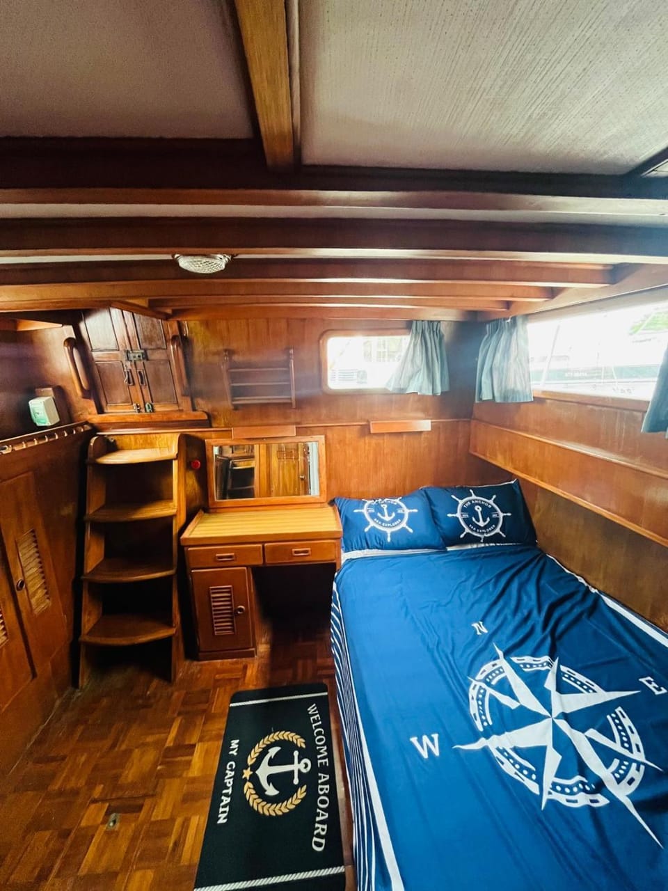 Nuit de quiétude sur un bateau et dans l'eau Docked boat in Bourgogne-Franche-Comté