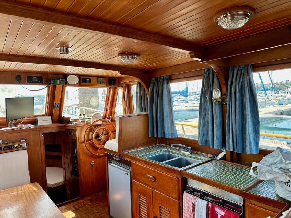 Nuit de quiétude sur L'eau Docked boat in Bourgogne-Franche-Comté