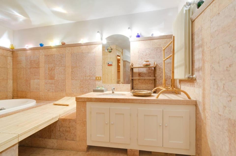 Hot Tub, Bathroom