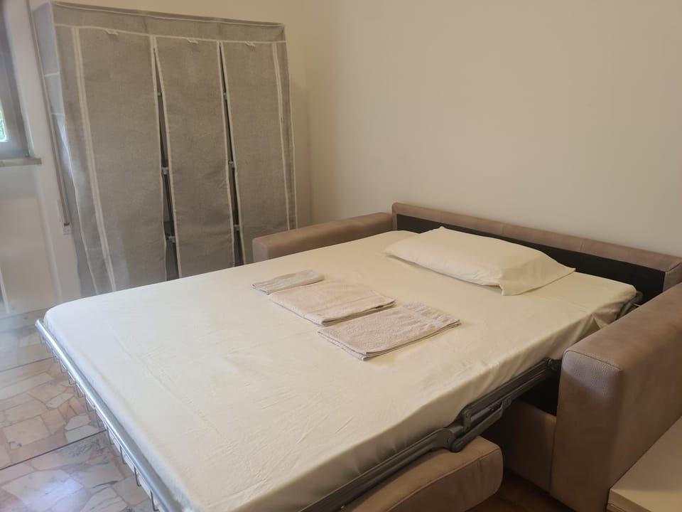 Bed, Photo of the whole room, towels