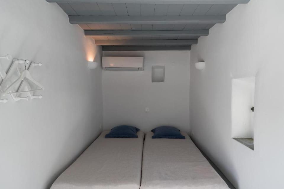 Bed, Bedroom, air conditioner