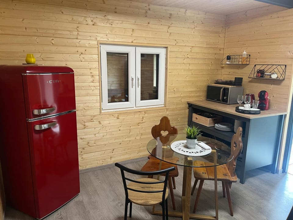Coffee/tea facilities, Kitchen or kitchenette, Dining area, stove