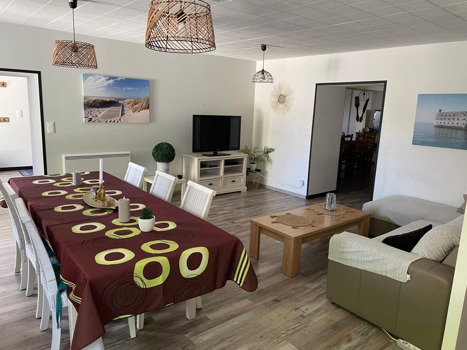 Communal lounge/ TV room
