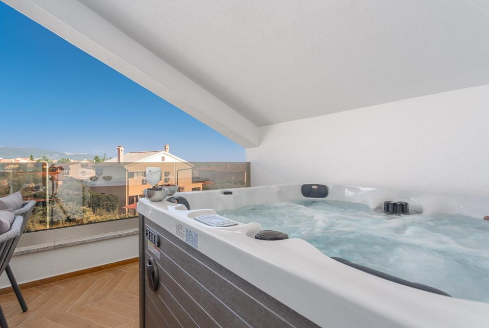 Hot Tub, Pool view