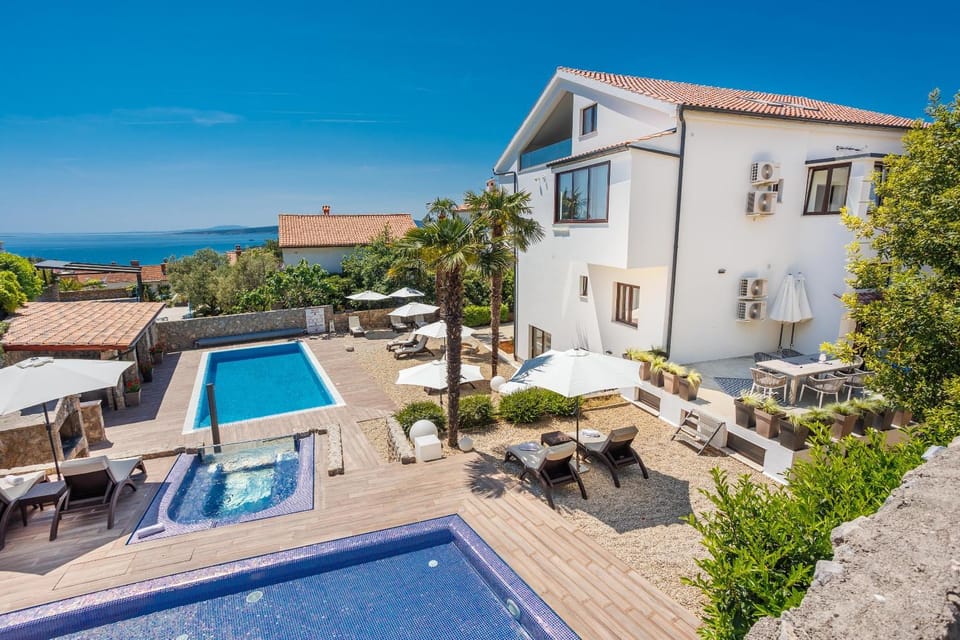 Swimming pool, sunbed
