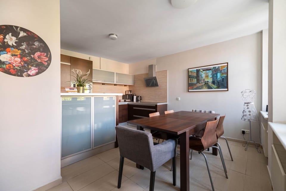Kitchen or kitchenette, Dining area, oven, stove