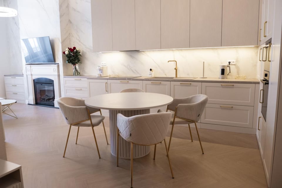 Kitchen or kitchenette, Dining area