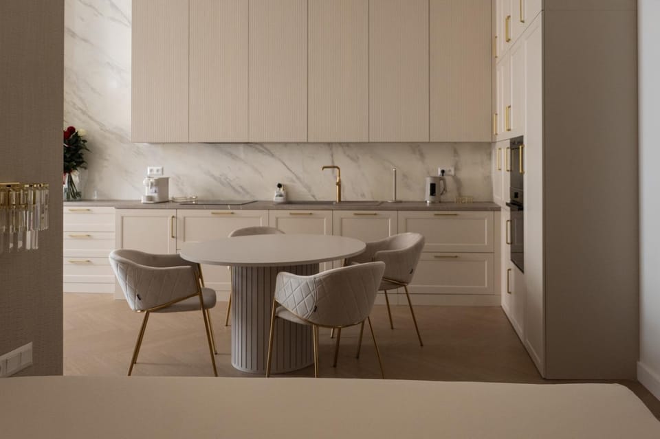 Kitchen or kitchenette, Dining area