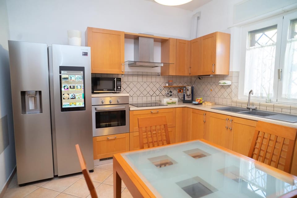 Coffee/tea facilities, Dining area, dishwasher, oven, toaster