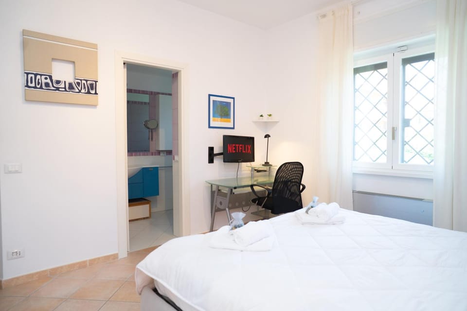 Bed, TV and multimedia, Photo of the whole room, Seating area, Dining area, Bedroom
