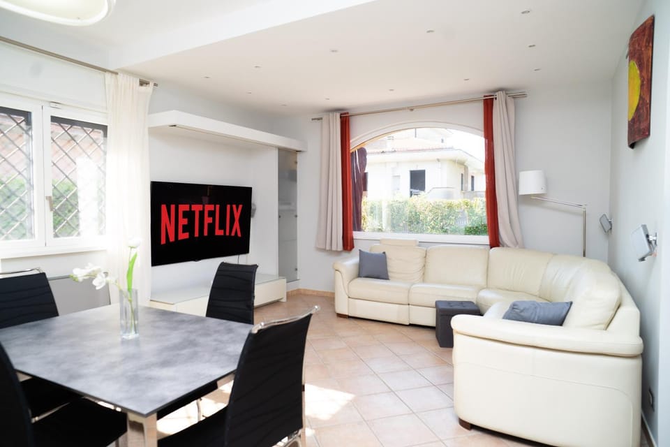 TV and multimedia, Living room, Dining area